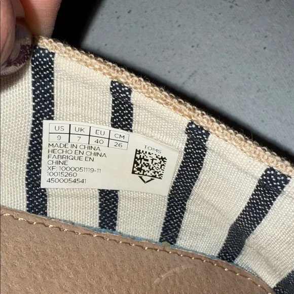 TOMS Women’s Beige Slip-On Loafers size 9 like new - Picture 2 of 9